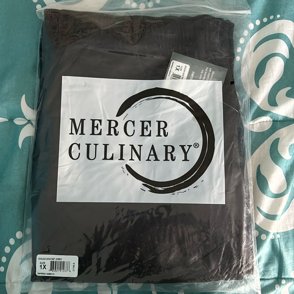 Mercer culinary chef pants in black. 
Waist 31”-35”
Inseam length is 33